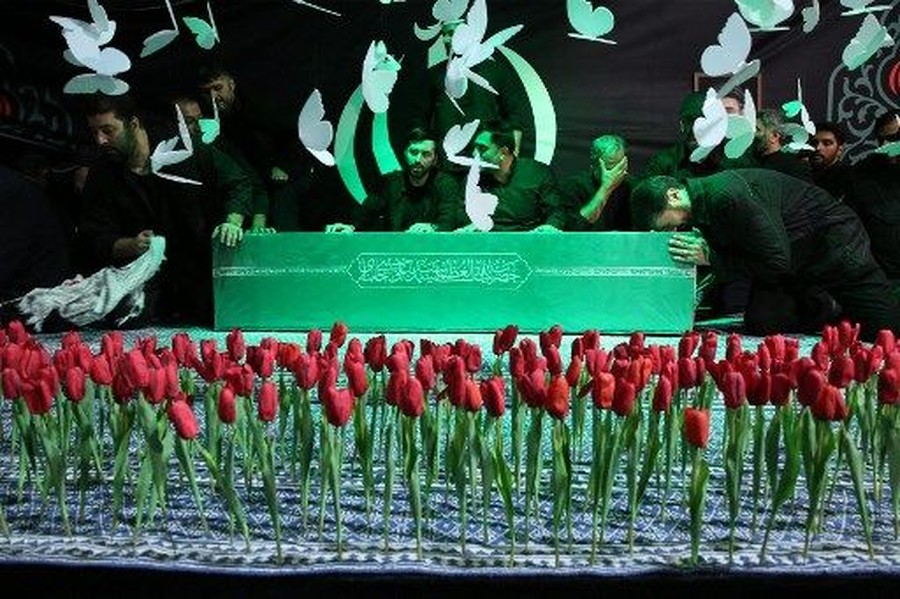 Momen Peti Jenazah Ayatollah Khamenei Ditampilkan, Pelayat Menangis