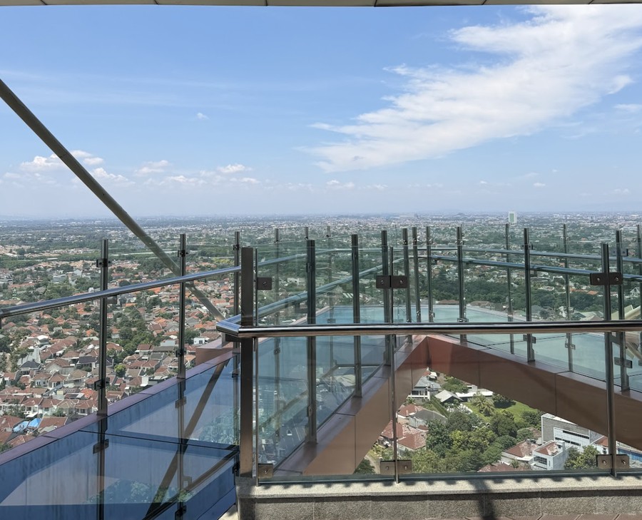 Sky Bridge Transparan Bisa Dinikmati Saat Menginap di Trans Hotel Jakarta