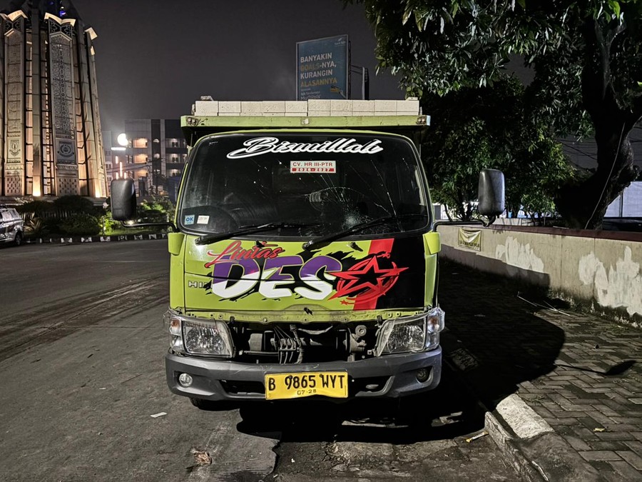 Sopir Truk Diamankan Brimob Usai Tabrak Pemotor di Pamulang, Tiga Orang Terluka