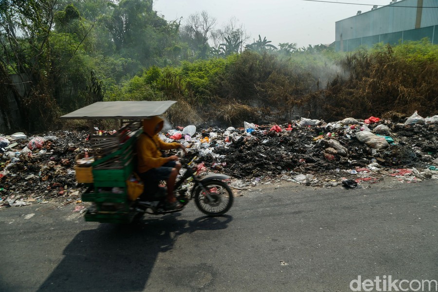 Tarumajaya, Terdepan.id  – Taman di kawasan Tarumajaya, Kabupaten Bekasi, kini berubah wajah menjadi tempat pembuangan sampah liar yang memprihatinkan. Ruang terbuka hijau yang selama ini menjadi paru-paru warga dan tempat bersantai keluarga, perlahan tertutup timbunan limbah rumah tangga. Kondisi darurat sampah ini kian meresahkan warga sekitar.