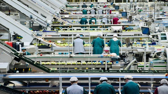 PMI Manufaktur RI Terkontraksi, PHK dan Inflasi Mengintai