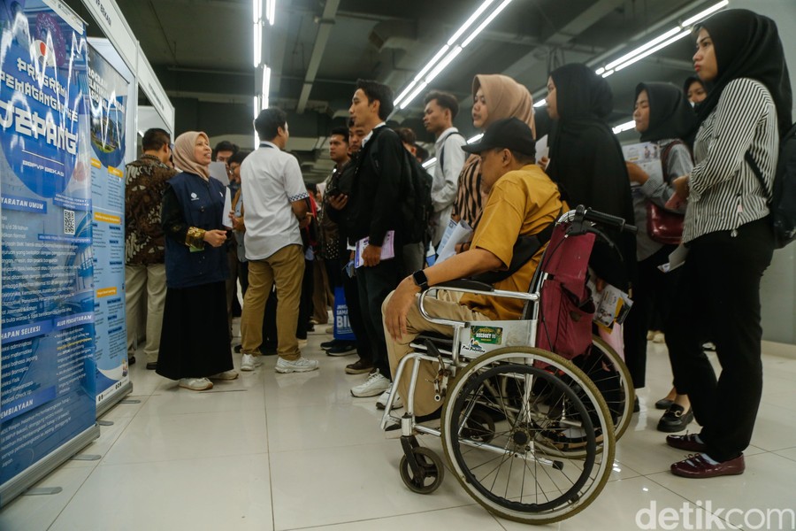 Penuh Harapan, Penyandang Disabilitas dan Orang Tua Padati Job Fair Bekasi