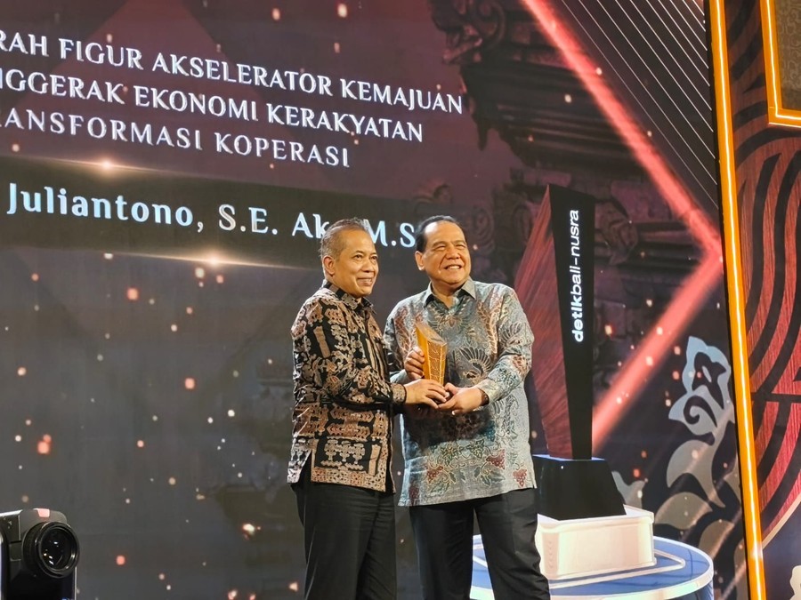 Menkop Raih Penghargaan Tokoh Penggerak Ekonomi Kerakyatan di Ajang Bali-Nusra Awards 2026