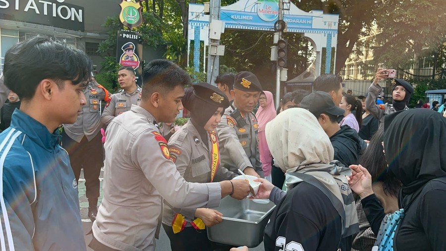 Hari Bhayangkara ke-80, Polda Metro Jaya Gelar Aksi Berbagi Makanan di Bundaran HI