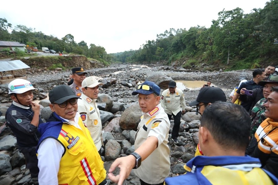 Tinjau Jembatan Enang-Enang, Tito Minta Papan Informasi Dipasang