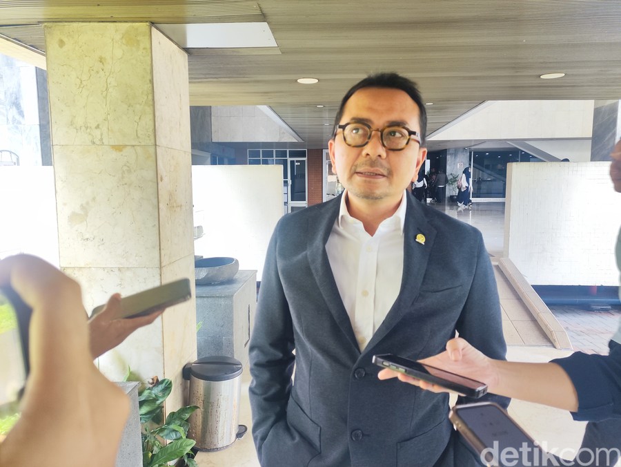 Jakarta - Komisi V Dewan Perwakilan Rakyat (DPR) RI mendesak Kementerian Komunikasi dan Digital (Komdigi) serta Kementer