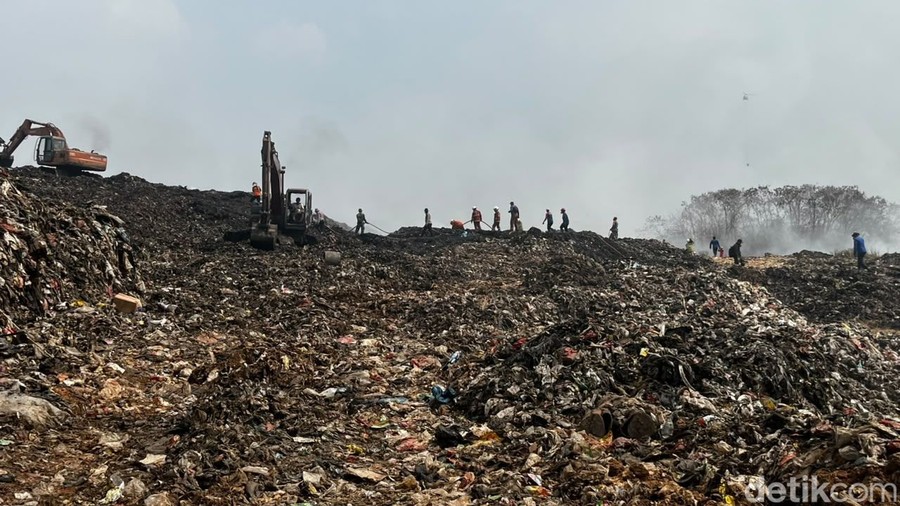 Kebakaran TPA Jatiwaringin Masih Berkobar di Hari Kelima, Area Terdampak Capai 15 Hektare