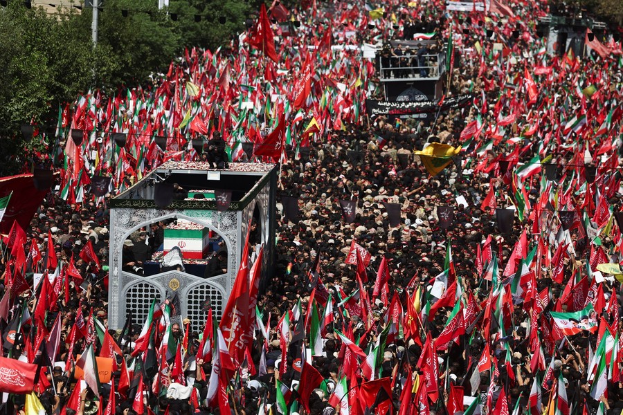 Peti Jenazah Ali Khamenei Diarak Keliling Teheran