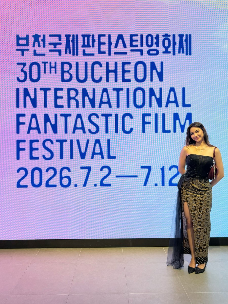 Cetar! Aylena Fusil Padukan Batik-Gaun Elegan di Red Carpet BIFAN 2026