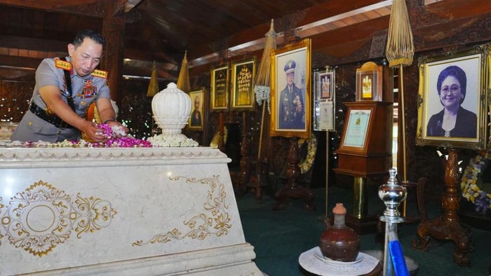 Kapolri Ziarah ke Makam Tiga Presiden RI, Awali dari Pusara Gus Dur di Tebuireng