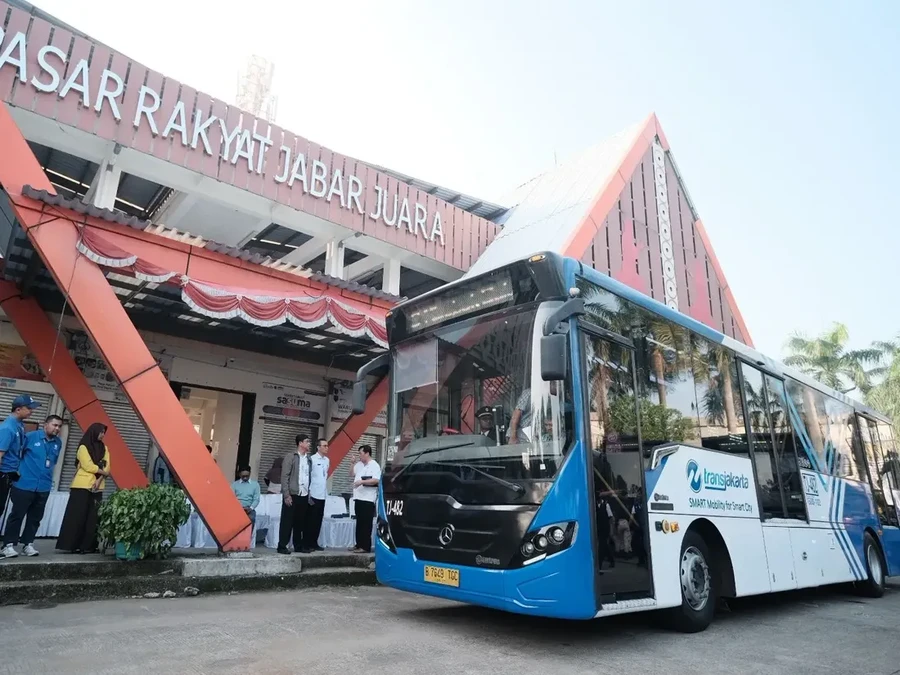 Pemerintah Provinsi DKI Jakarta bergerak cepat merespons dinamika transportasi publik di wilayah penyangga. Laporan yang diterima Terdepan.id mengonfirmasi bahwa Gubernur DKI Jakarta Pramono Anung telah mengantongi usulan resmi dari Dewan Transportasi Kota Jakarta (DTKJ) yang menyoroti urgensi penyesuaian tarif layanan bus Transjabodetabek. Langkah ini menjadi sinyal kuat bahwa penataan ulang skema tarif, terutama untuk rute-rute strategis, akan segera memasuki tahap finalisasi.