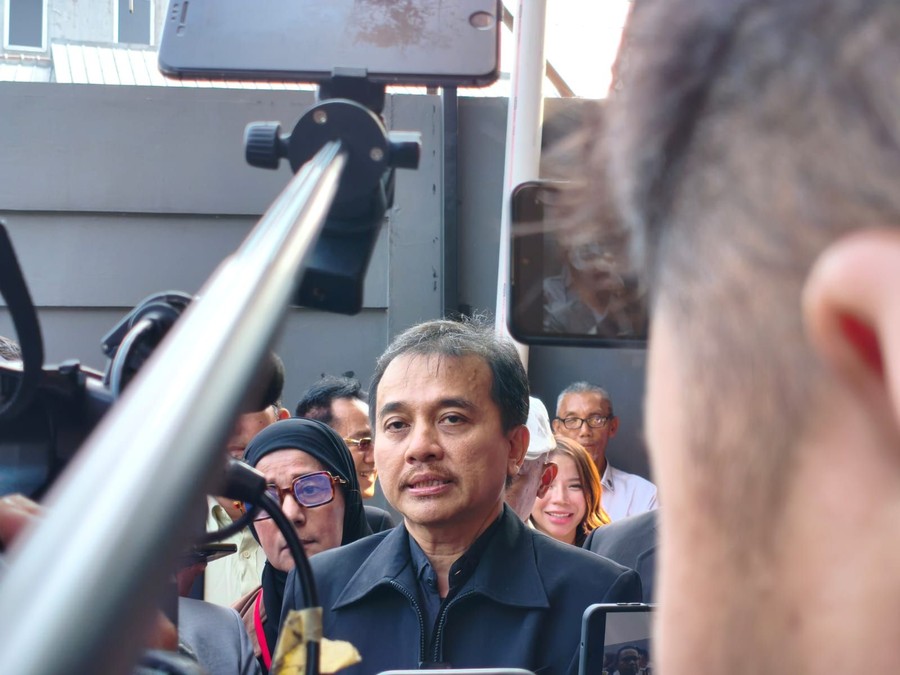 Jakarta - Roy Suryo kembali melayangkan gugatan praperadilan terkait statusnya sebagai tersangka dalam kasus dugaan penyebaran fitnah terhadap ijazah Presiden ke-7 RI, Joko Widodo. Langkah hukum ini merupakan yang kedua kalinya diajukan oleh mantan politikus tersebut dalam perkara yang sama, menandai babak baru dalam proses hukum yang tengah berjalan.