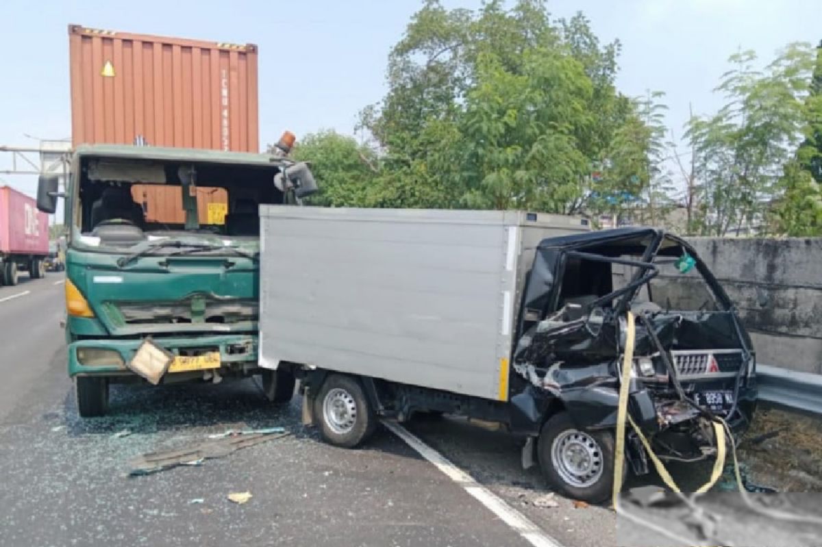 Enam Kendaraan Tabrakan Beruntun di Tol Bintara, Satu Tewas