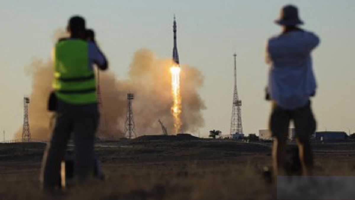 Rusia Luncurkan Astronot Amerika dan Dua Kosmonot ke ISS