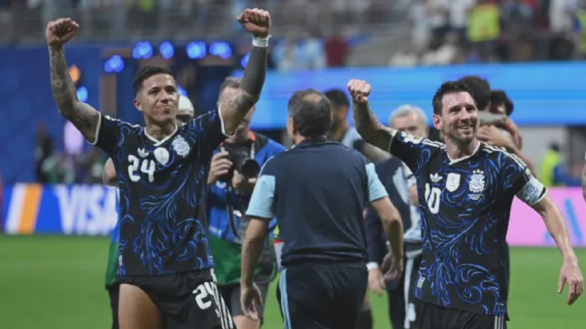 Messi dan Enzo Fernandez Beri Aplaus untuk Suporter Usai Kemenangan