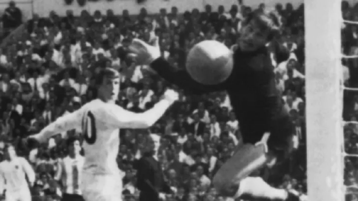 Gol Tunggal Hurst Singkirkan Argentina di Perempat Final 1966