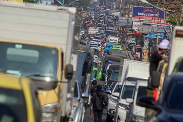 Ribuan Kendaraan Padati Jalur Wisata Puncak